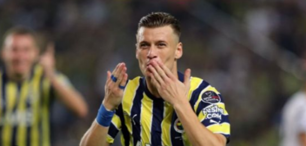 Fenerbahçe'nin Kalbi Kırıldı: Sevilen Yıldız Sol Bek Takımdan Ayrılıyor