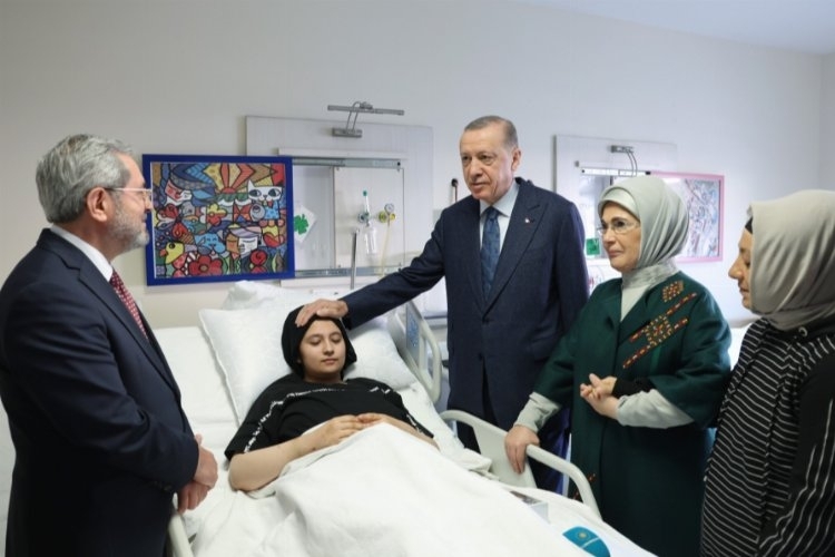 Cumhurbaşkanı Erdoğan, hastanede afetzedeleri ziyaret etti