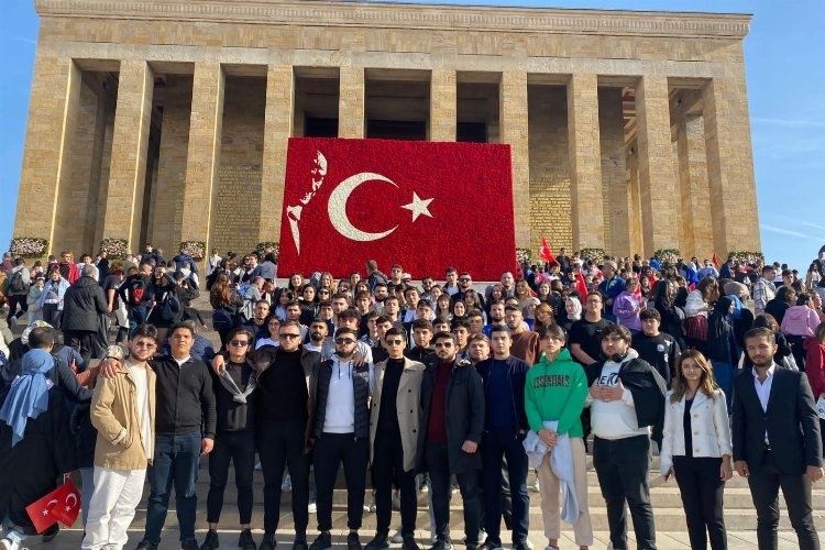 Azerbaycanlı öğrenciler Ata'nın huzurunda