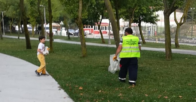 Parkı temizleyen babasına yardım eden İsmail’e bisiklet