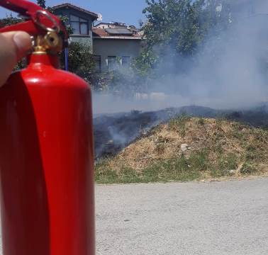 Yangının evlere ulaşmasını güvenlik elemanı önledi