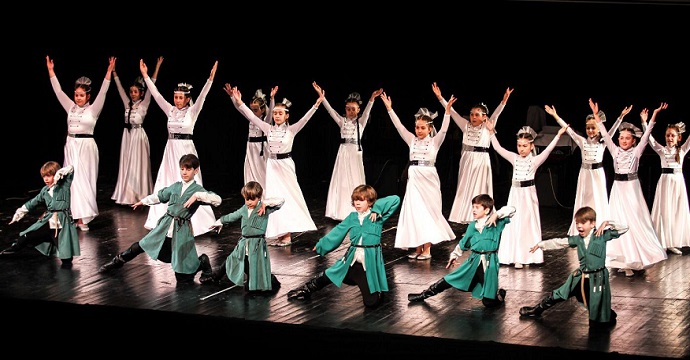 Amra Kafkas Halk Dansları’ndan muhteşem gösteri
