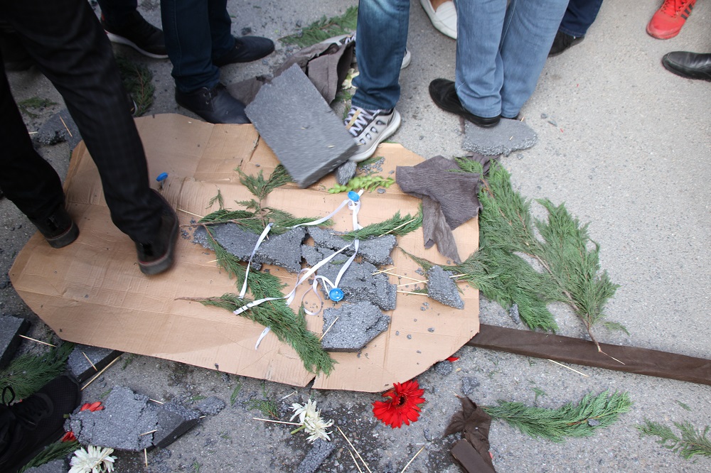 Şehit cenazesinde CHP'lilere saldırıp çelengi parçaladılar
